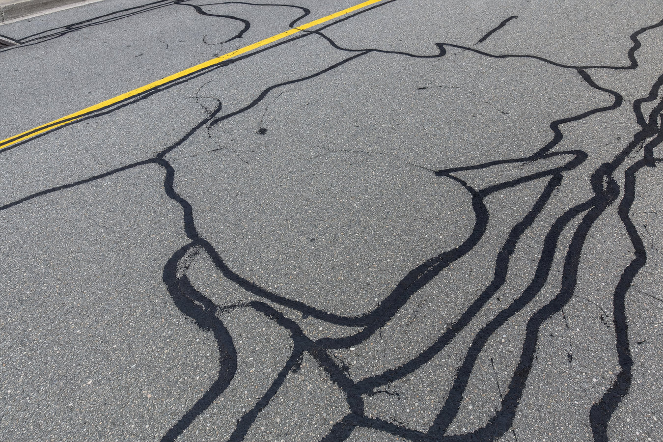 Asphalt crack sealing